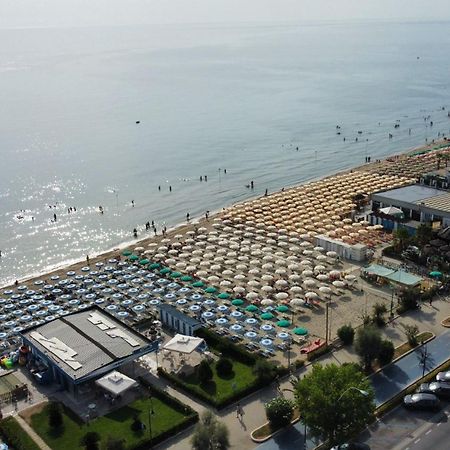 Hotel Esperia อัลบา อาดริอาติกา ภายนอก รูปภาพ