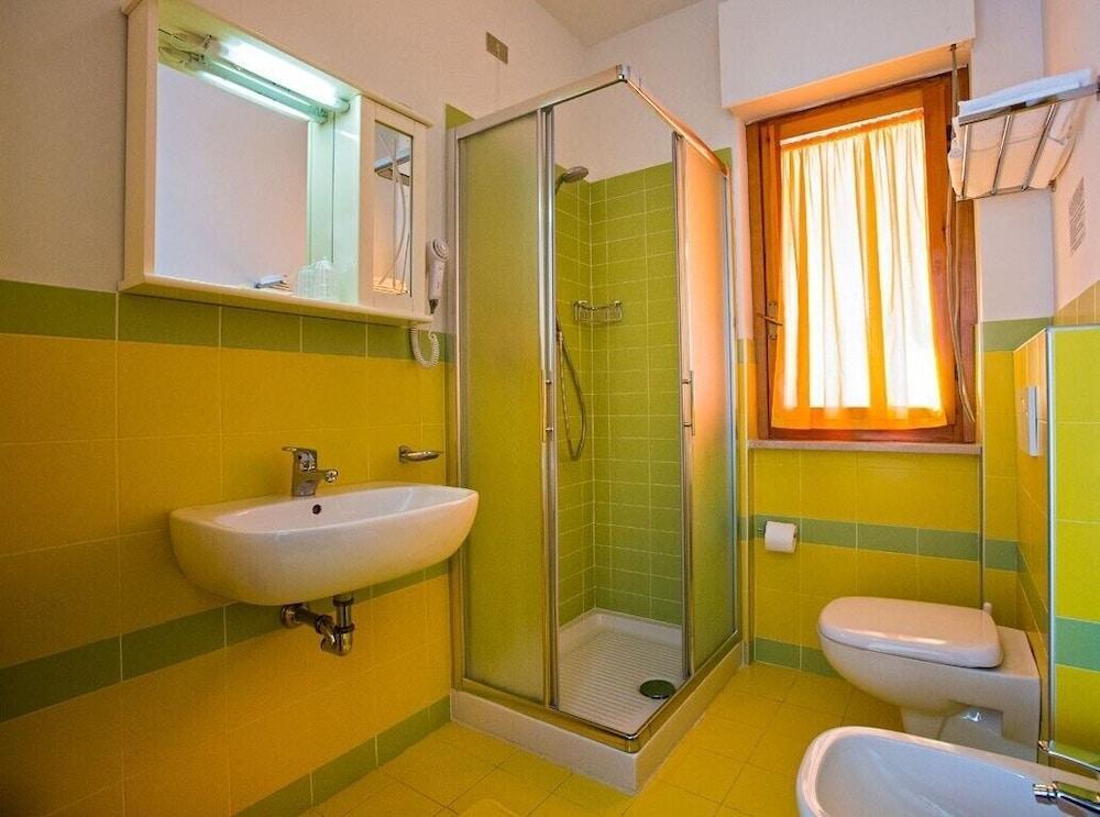 Hotel Esperia อัลบา อาดริอาติกา ภายนอก รูปภาพ