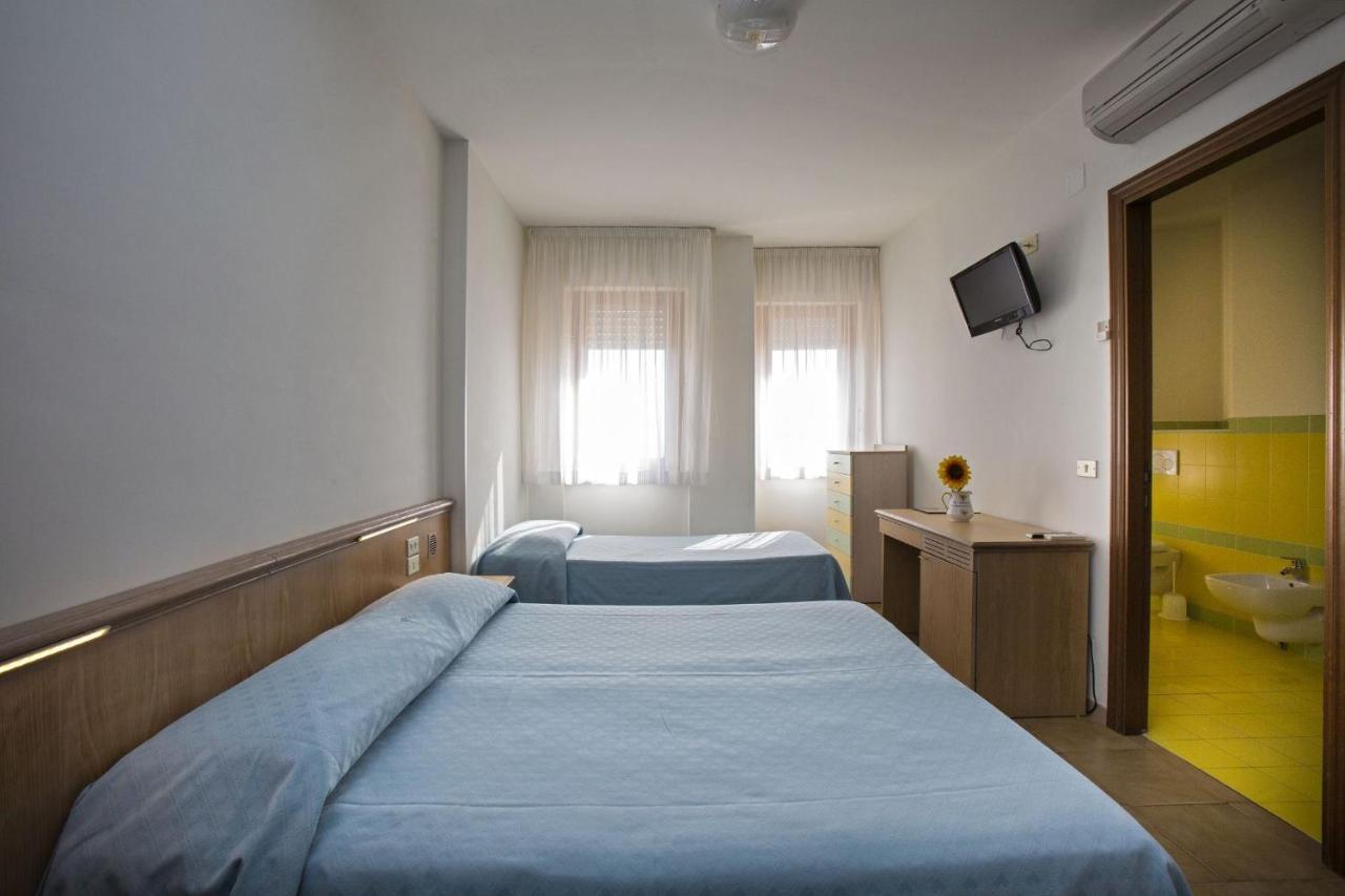 Hotel Esperia อัลบา อาดริอาติกา ภายนอก รูปภาพ