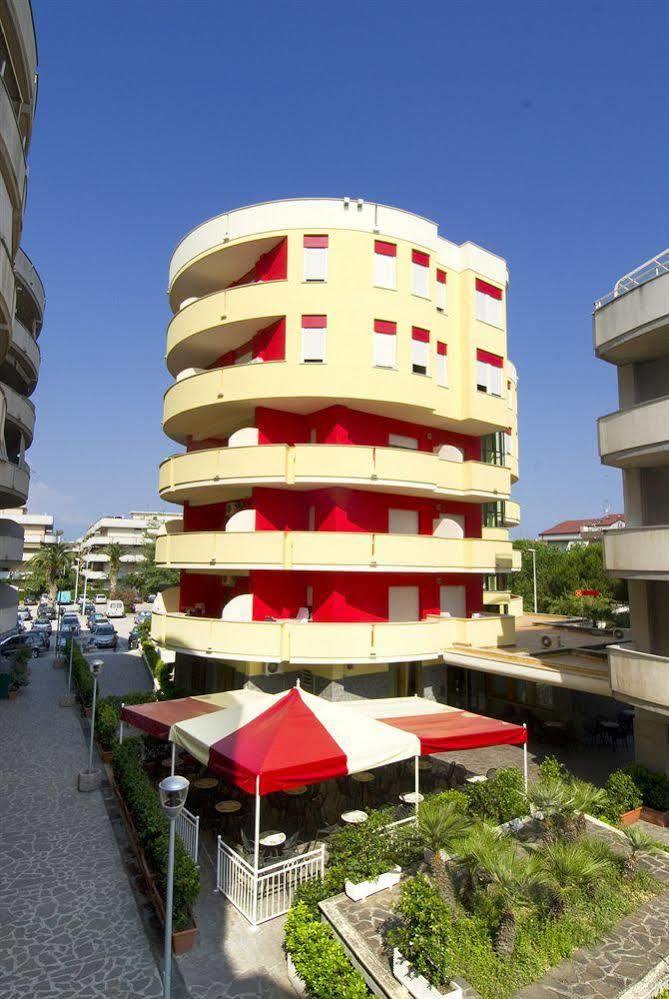Hotel Esperia อัลบา อาดริอาติกา ภายนอก รูปภาพ