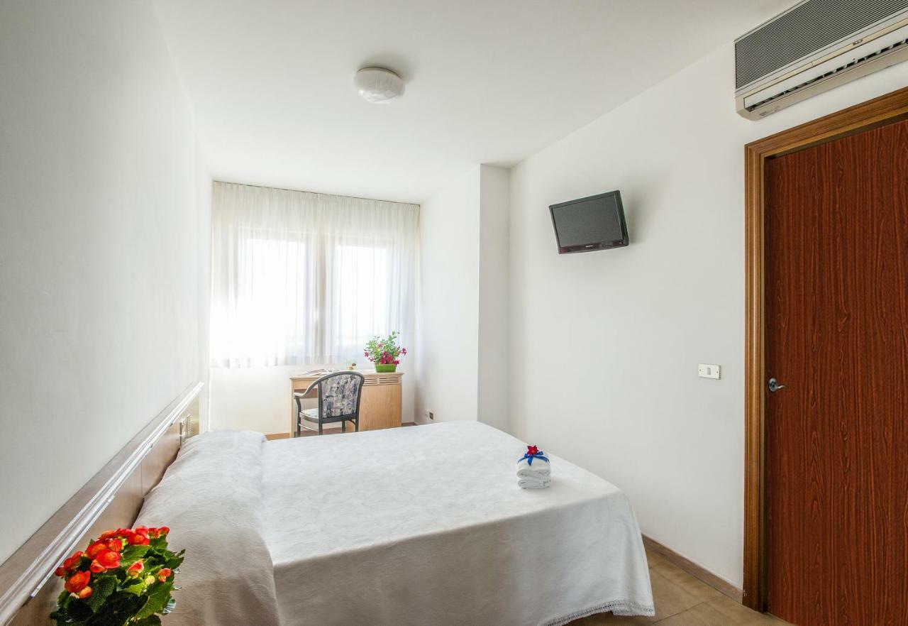 Hotel Esperia อัลบา อาดริอาติกา ภายนอก รูปภาพ